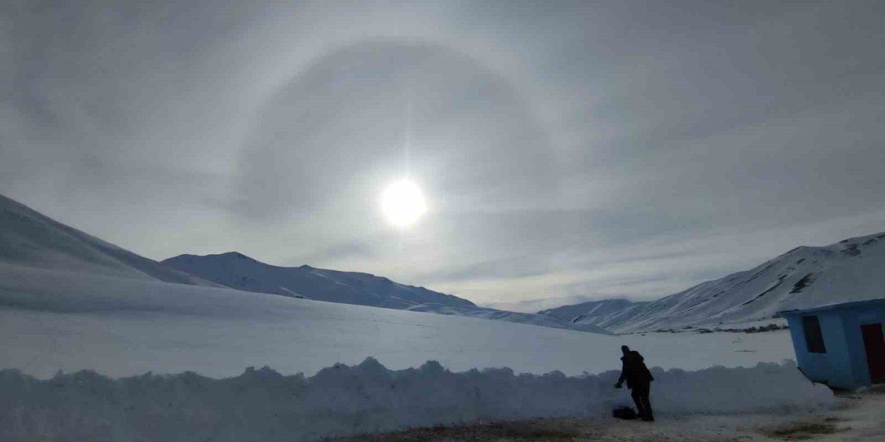 Van’da güneşin etrafını saran hale görsel şölen oluşturdu