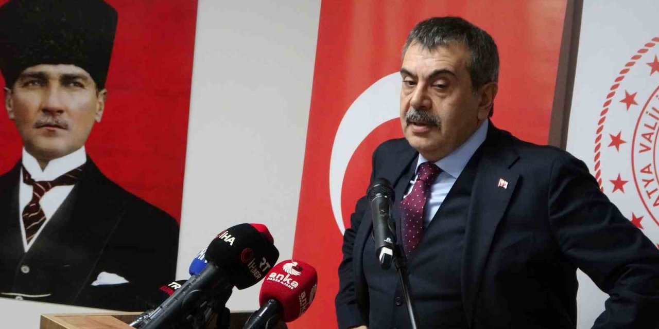 Bakan Tekin Malatya’da görme engelli öğrencilerle bir araya geldi