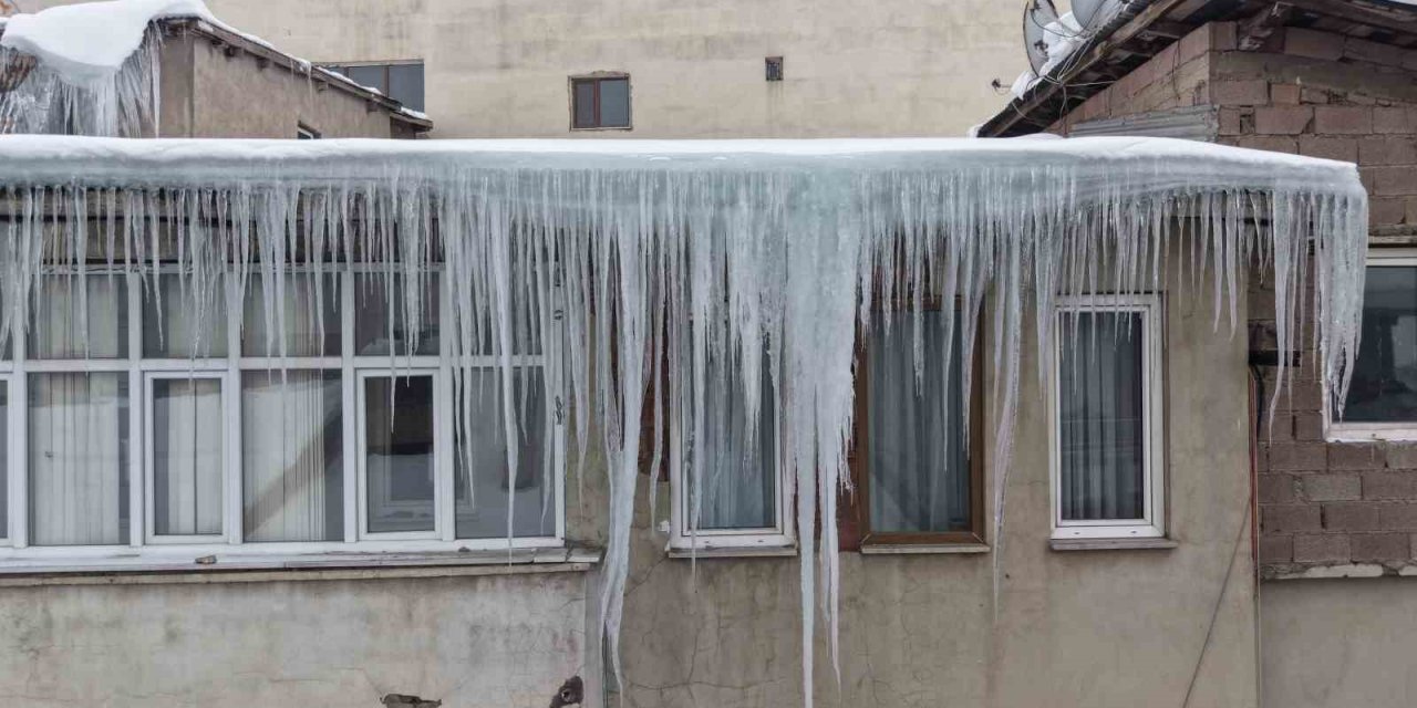 Muş’ta çatılarda oluşan dev buz sarkıtları tehlike saçıyor
