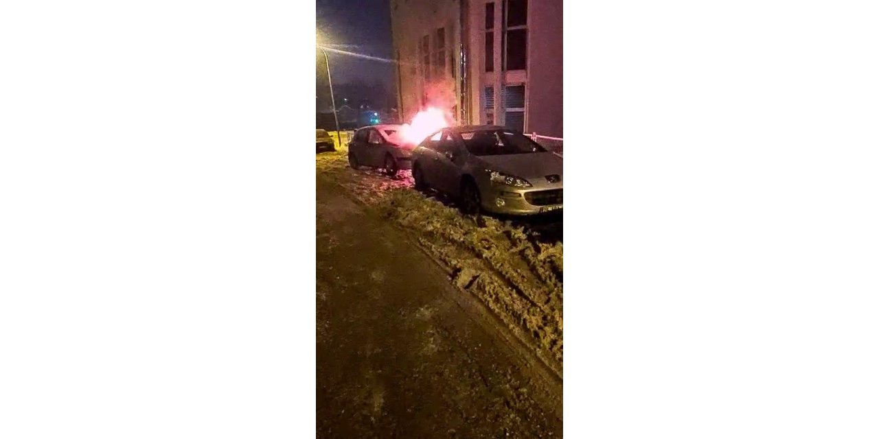 Yakutiye’de park halindeki araç alev alev yandı