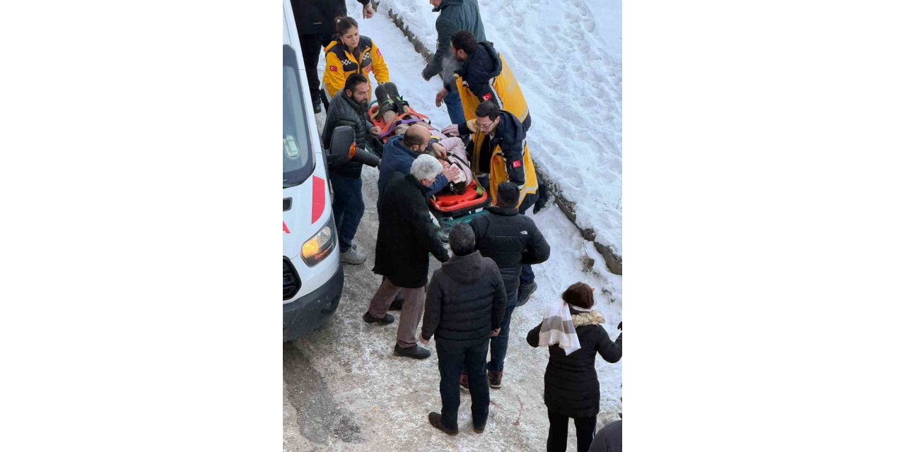 Kars’ta okula giden öğrencinin başına buz kütlesi düştü