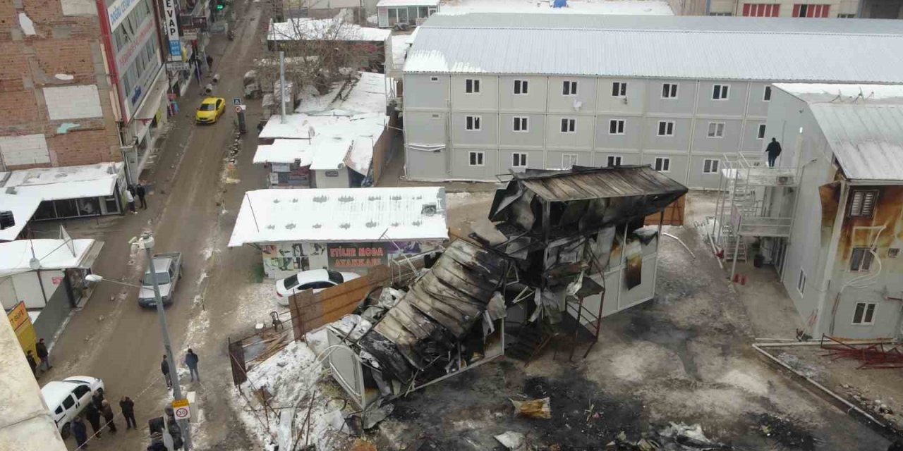 Malatya’da şantiyede çıkan yangının hasarı gündüz görüntülendi
