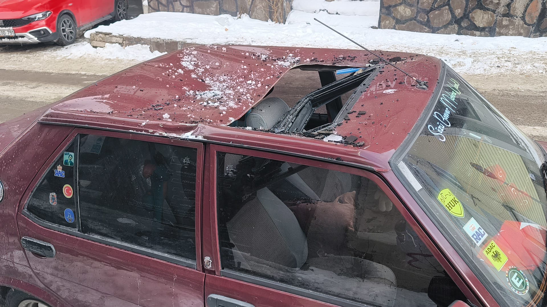 Kars'ta çatıdan düşen buz sarkıtı sürücüyü yaraladı