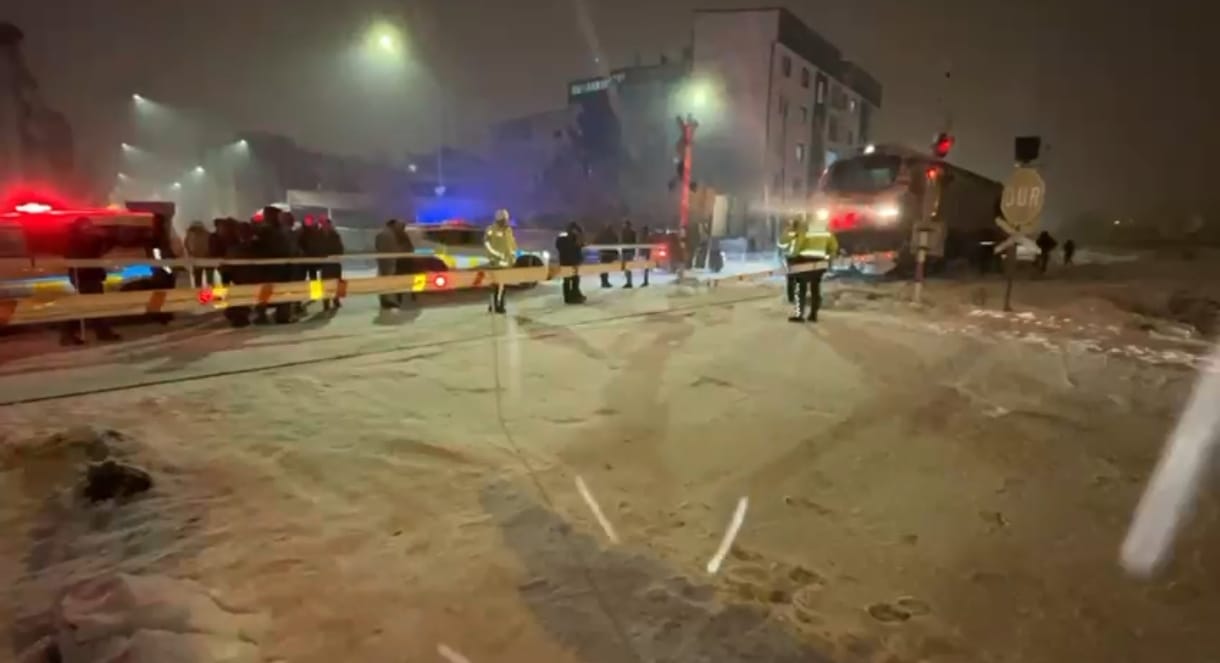 Manevra yapan tren çocuğa çarptı