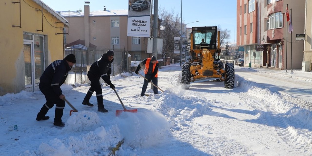 Belediye Ekipleri’nden hummalı kar temizliği çalışması