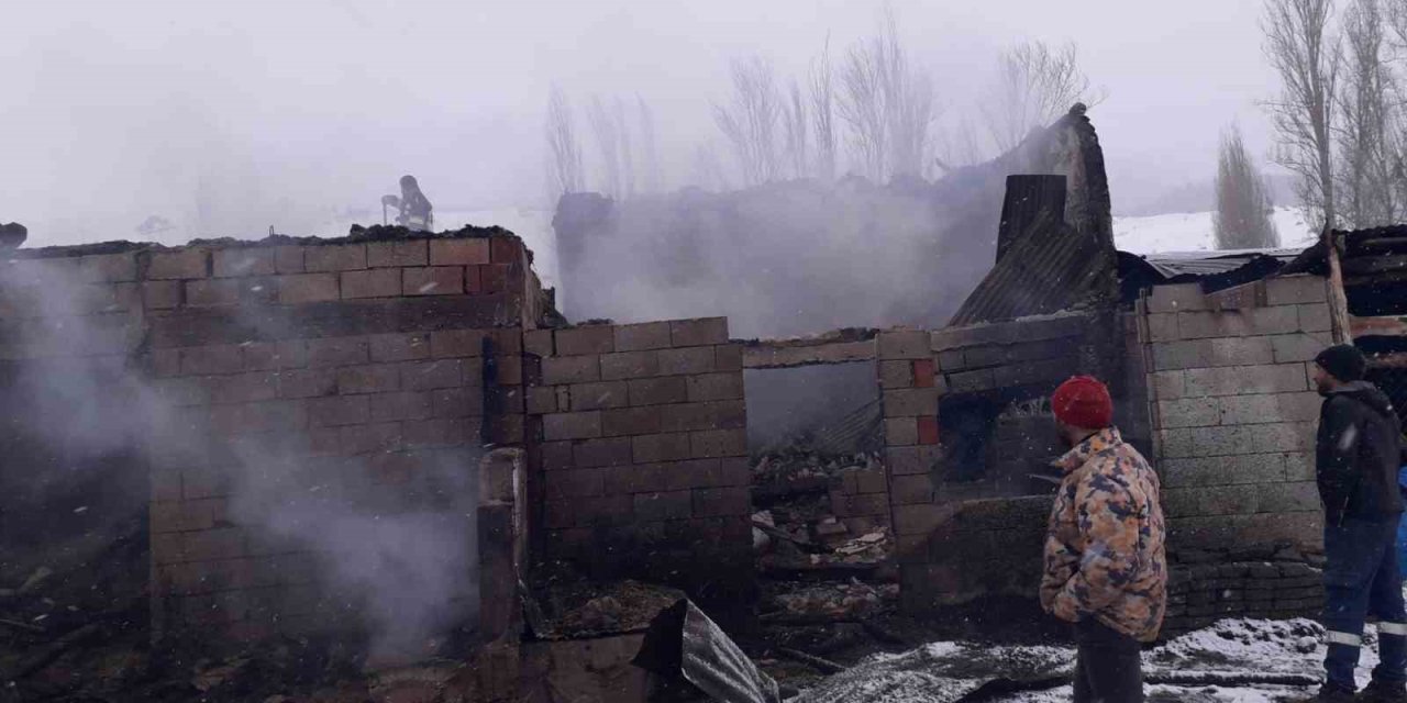Mahallede korkutan yangın