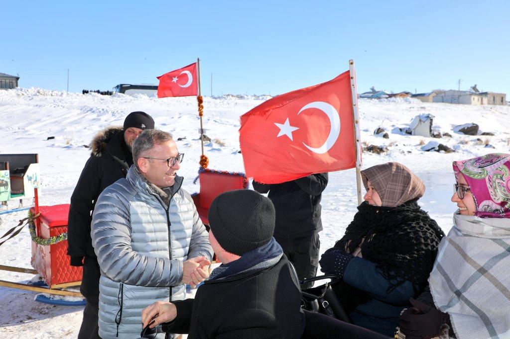 Vali Polat’tan Çıldır Gölü’nde Tatilcilerle Samimi Sohbet