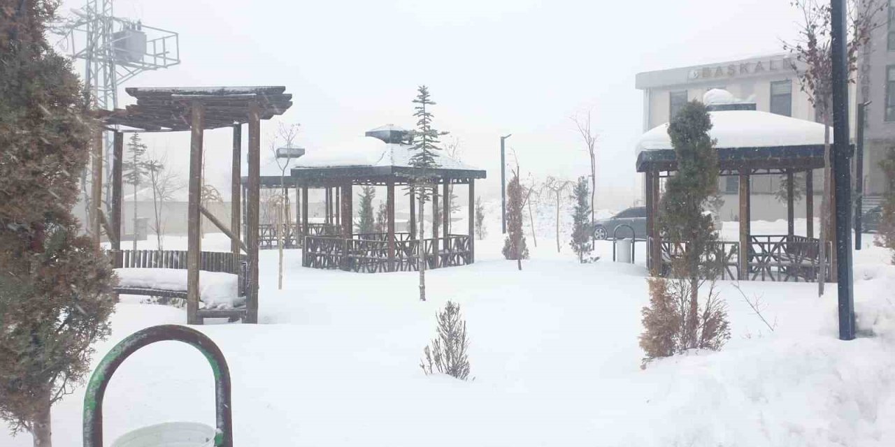 Başkale’de kar yağışı başladı