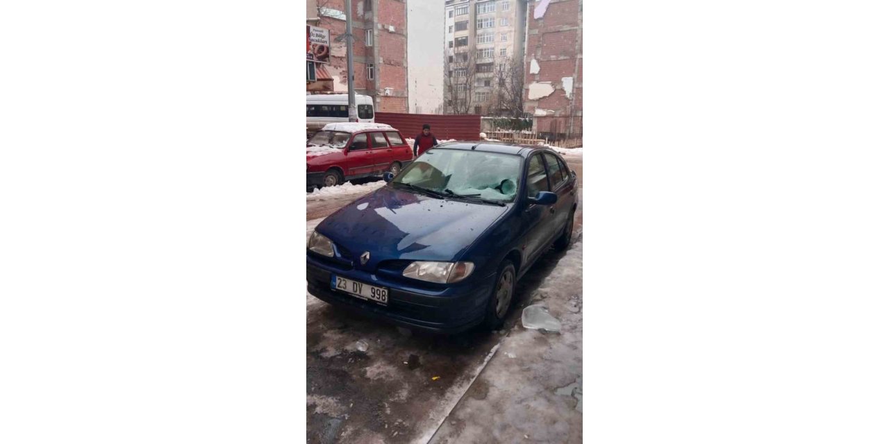 Üzerine buz düşen aracın camı kırıldı