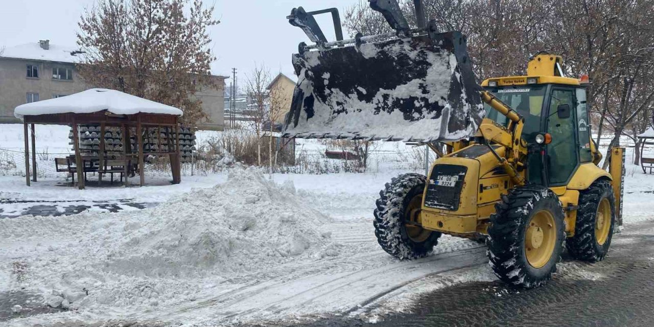 Akyaka Belediyesi karla mücadele ekipleri görev başında