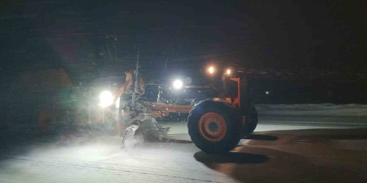 Van’da Kurubaş Geçidi’nde kar ve tipi ulaşımı olumsuz etkiliyor