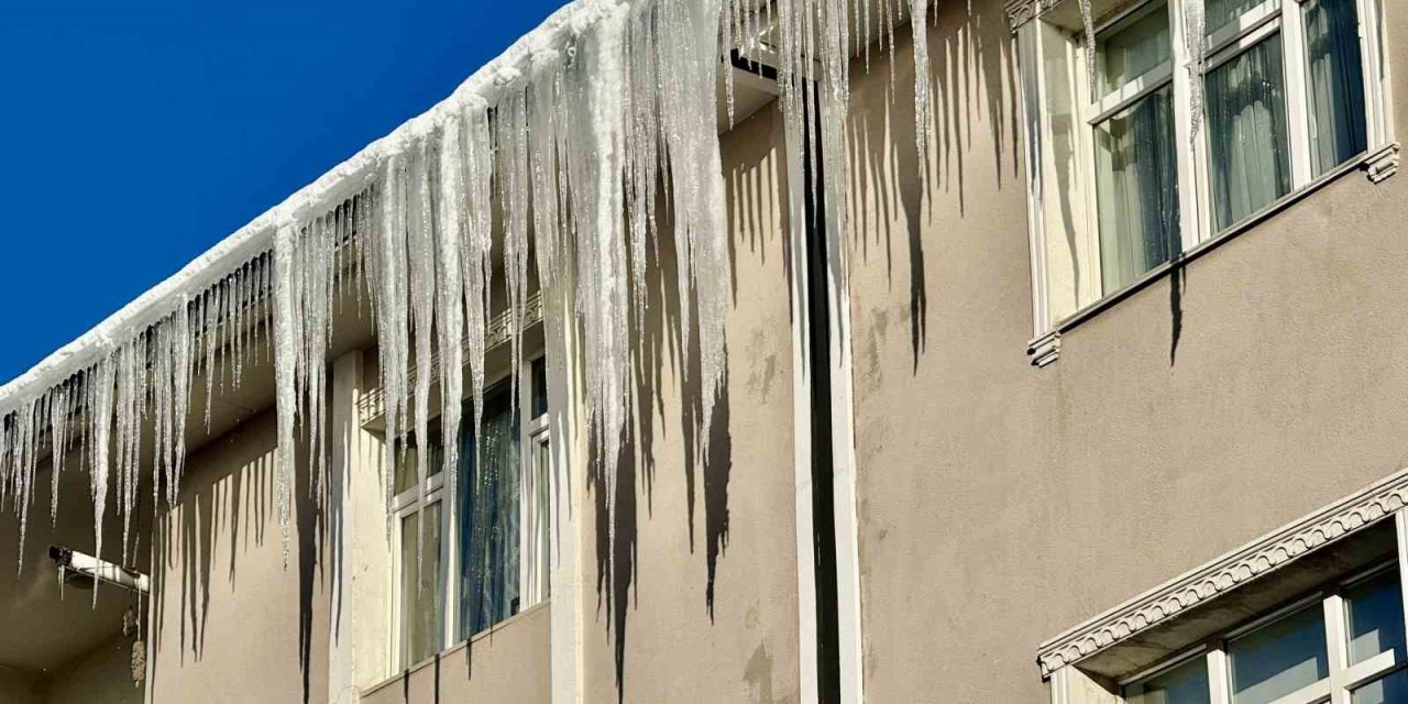 Bina çatılarındaki dev buz sarkıtları tehlike saçıyor