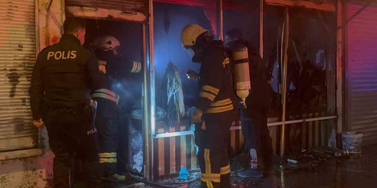 Erzincan’da gece yarısı yangın paniği: Çantacı dükkânı küle döndü