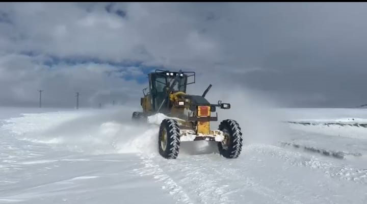 Kars İl Özel İdare Ekipleri Yol Açma Çalışmalarını Aralıksız Sürdürüyor