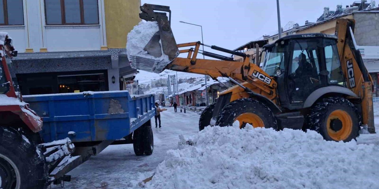 Tercan’da kar temizliği, Girlevik’te buz sarkıtları oluştu