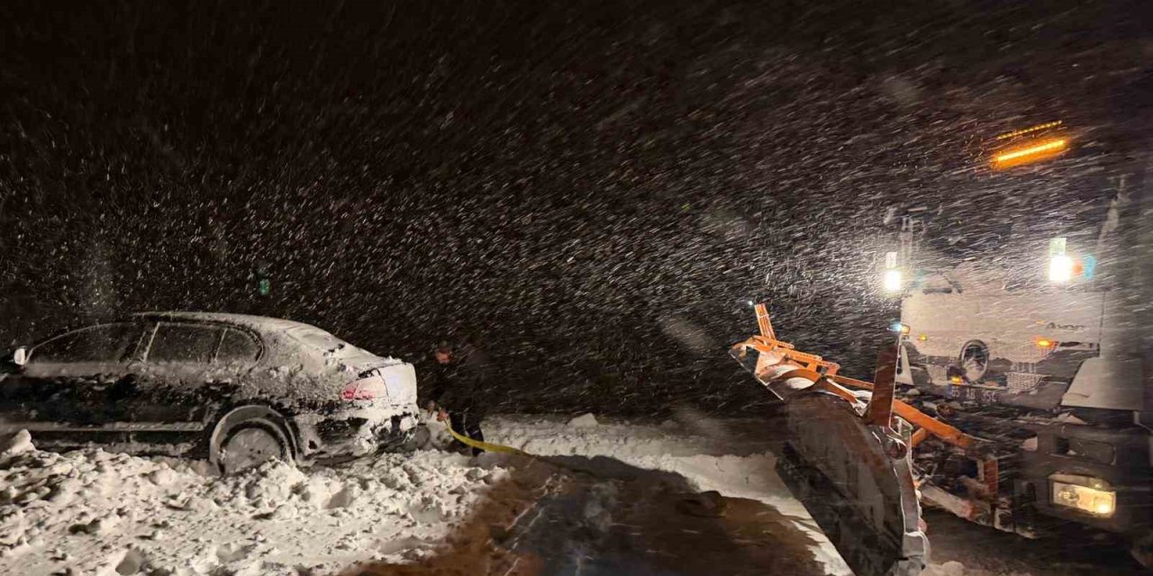 Başkale’de yoldan çıkan otomobil kara saplandı