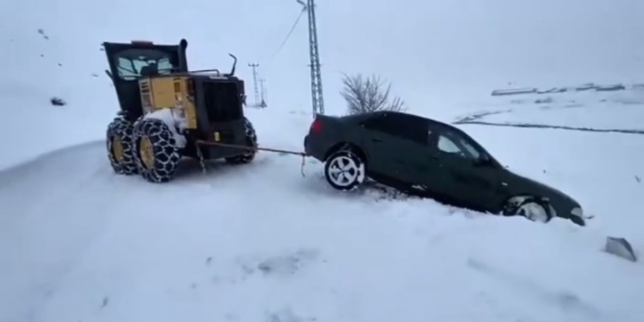 Karlıova’da karla mücadele sürüyor: Mahsur kalan araçlar kurtarıldı