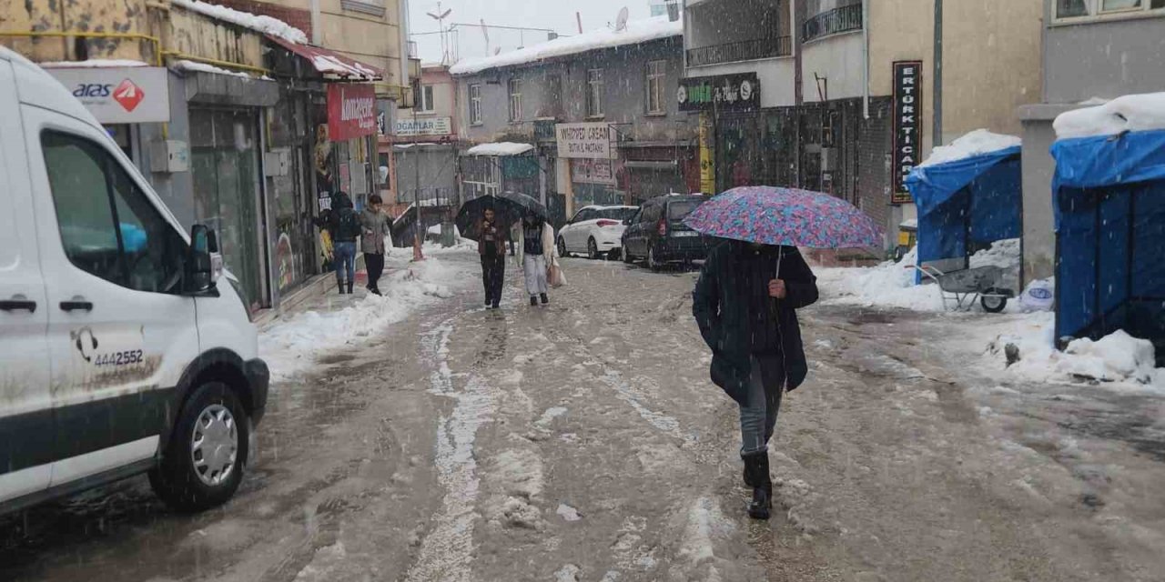 Tunceli’de kar ve fırtına etkili oldu