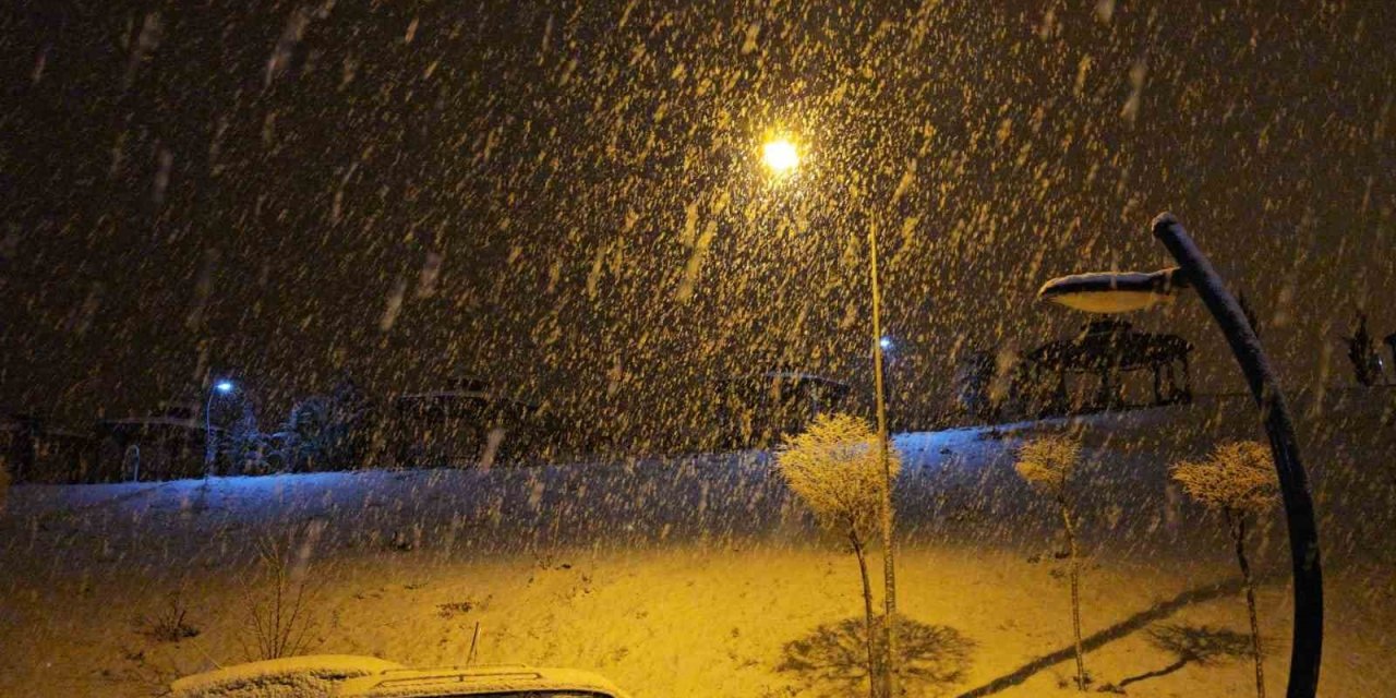Elazığ’da yoğun kar yağışı başladı