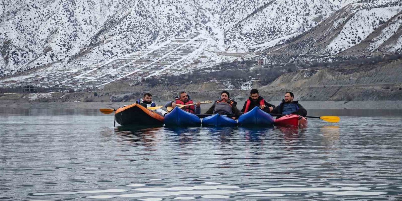 Tortum Gölü’nde kano üzerinde sazlı sözlü eğlence