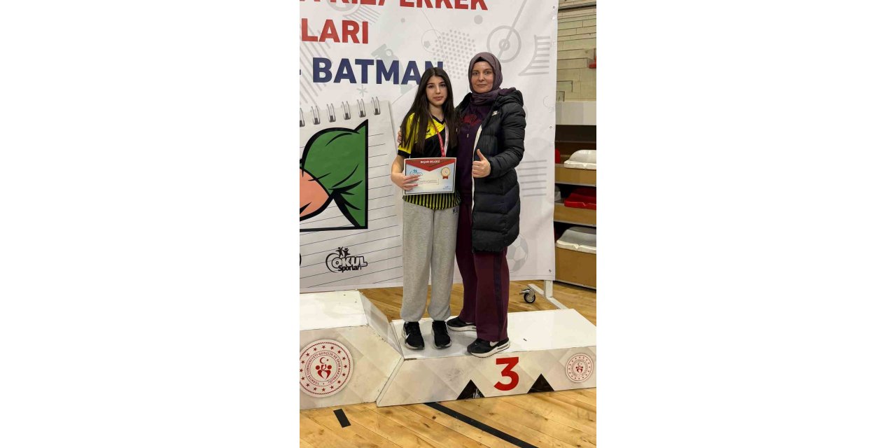 Elazığ’a bilek güreşinde 3 madalya