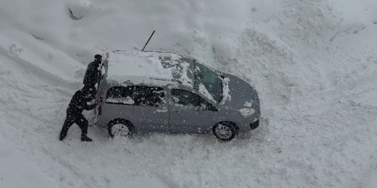 Yüksekova’da kar esareti