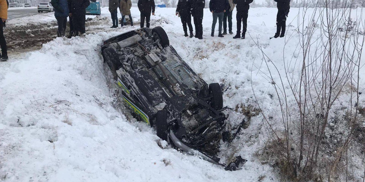 Erzincan’da polis aracı şarampole uçtu: 2 polis yaralandı