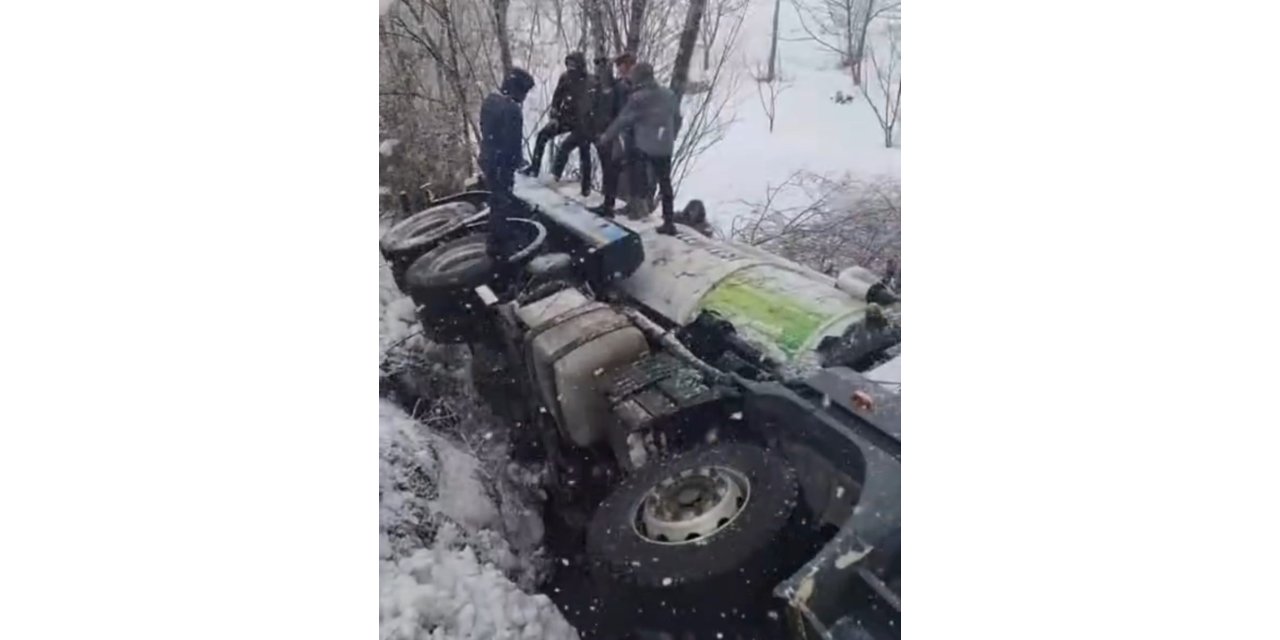 Kontrolden çıkan vidanjör şarampole devrildi