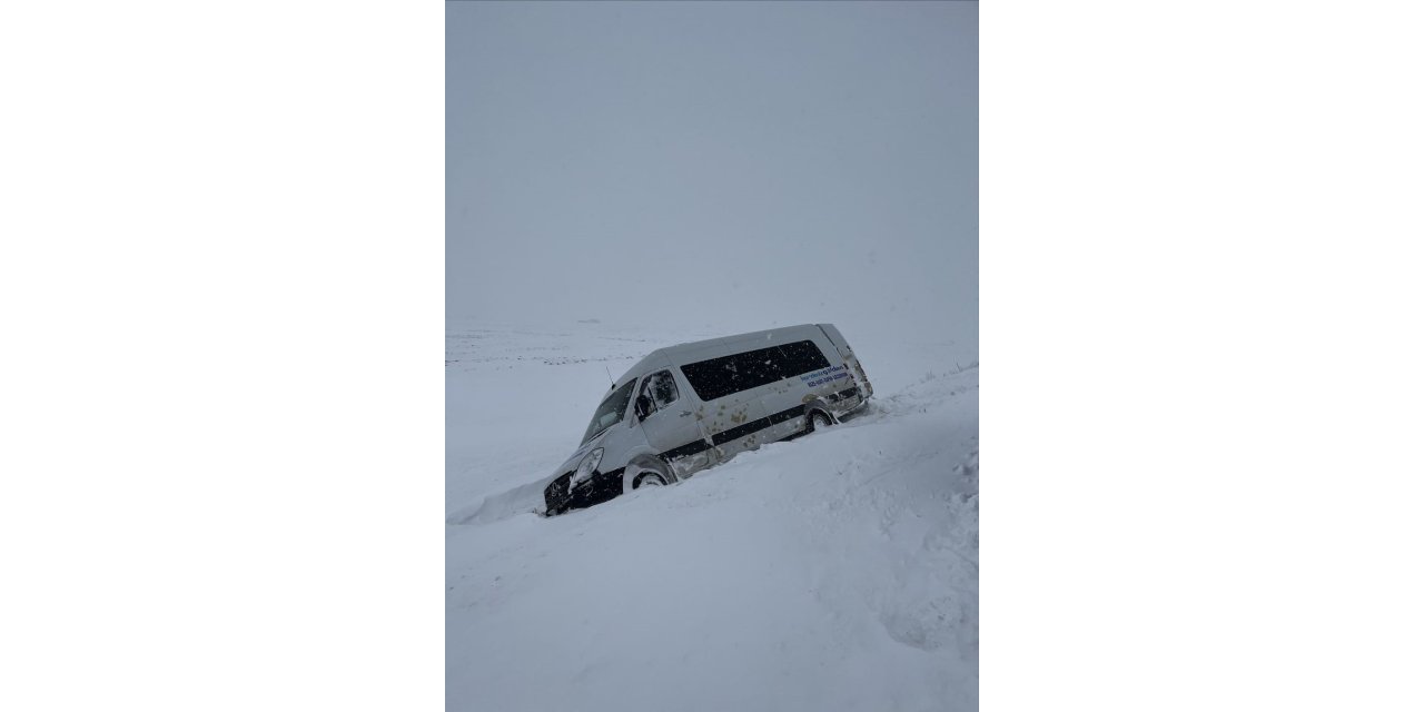 Kara saplanan minibüsteki yolcuları jandarma kurtardı