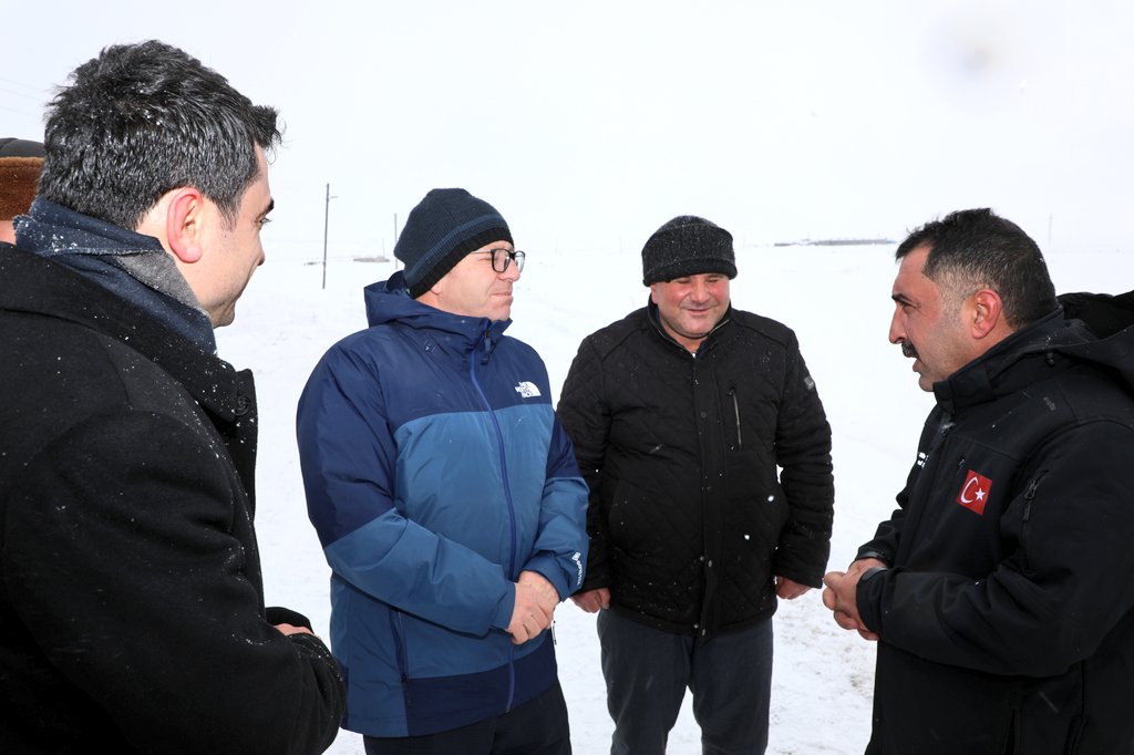Vali Polat, 2 bin 212 rakımda karla mücadele çalışmasını inceledi