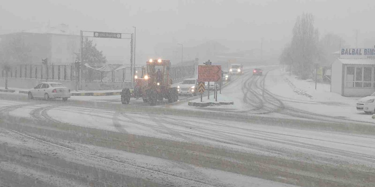 Van’da kar yağışı trafiği olumsuz etkiledi: Maddi hasarlı kazalar meydana geldi