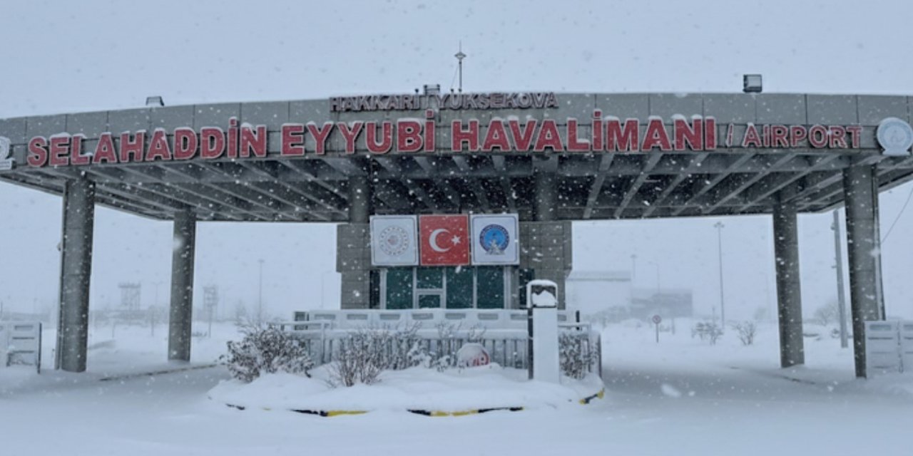 Yüksekova’da kar yağışı ve sis ulaşımı aksatıyor