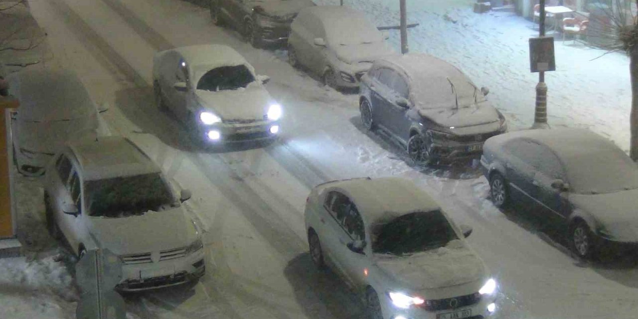 Kars’ta kar ve tipiden göz gözü görmüyor