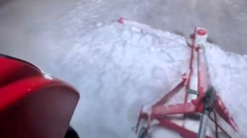 Muhtar karla kapanan yolları traktörle açtı