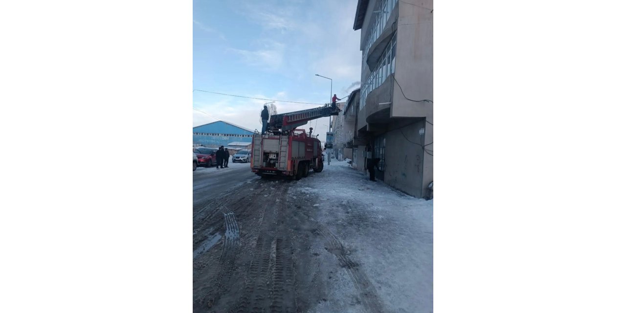 Diyadin’de tehlike oluşturan buz sarkıtları temizlendi