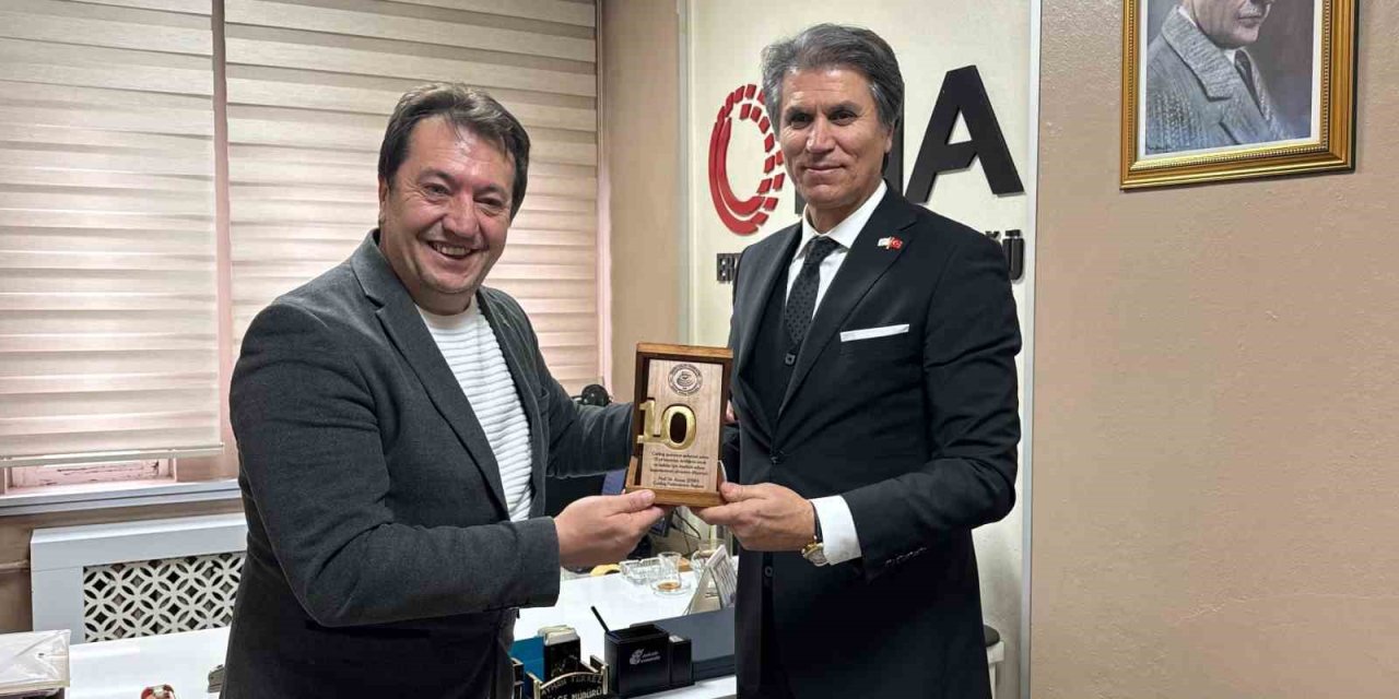 Başkan Şebin’den, İHA Bölge Müdürü Türkez’e 10. yıl plaketi