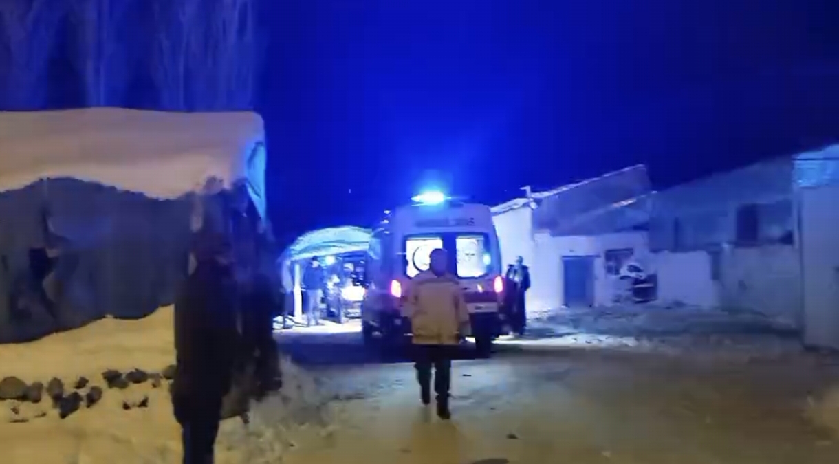 Kars’ta kar kürerken damdan düşen genç ekiplerin zamanla yarışıyla hastaneye ulaştırıldı