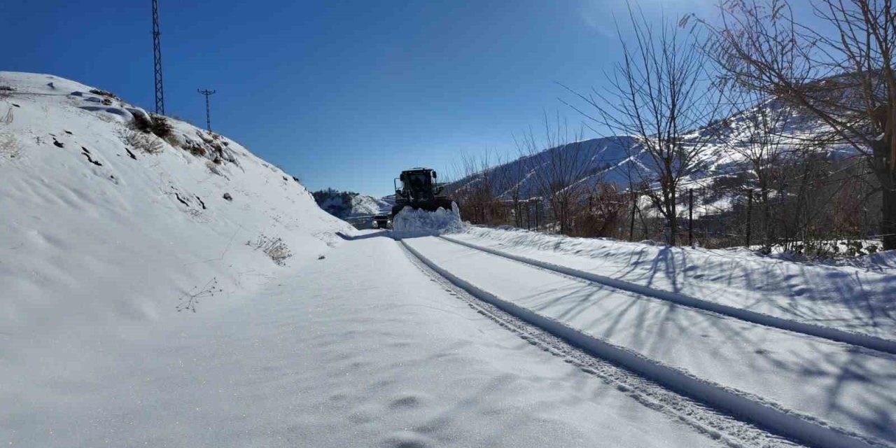 Bingöl’de karla mücadele çalışmaları sürüyor