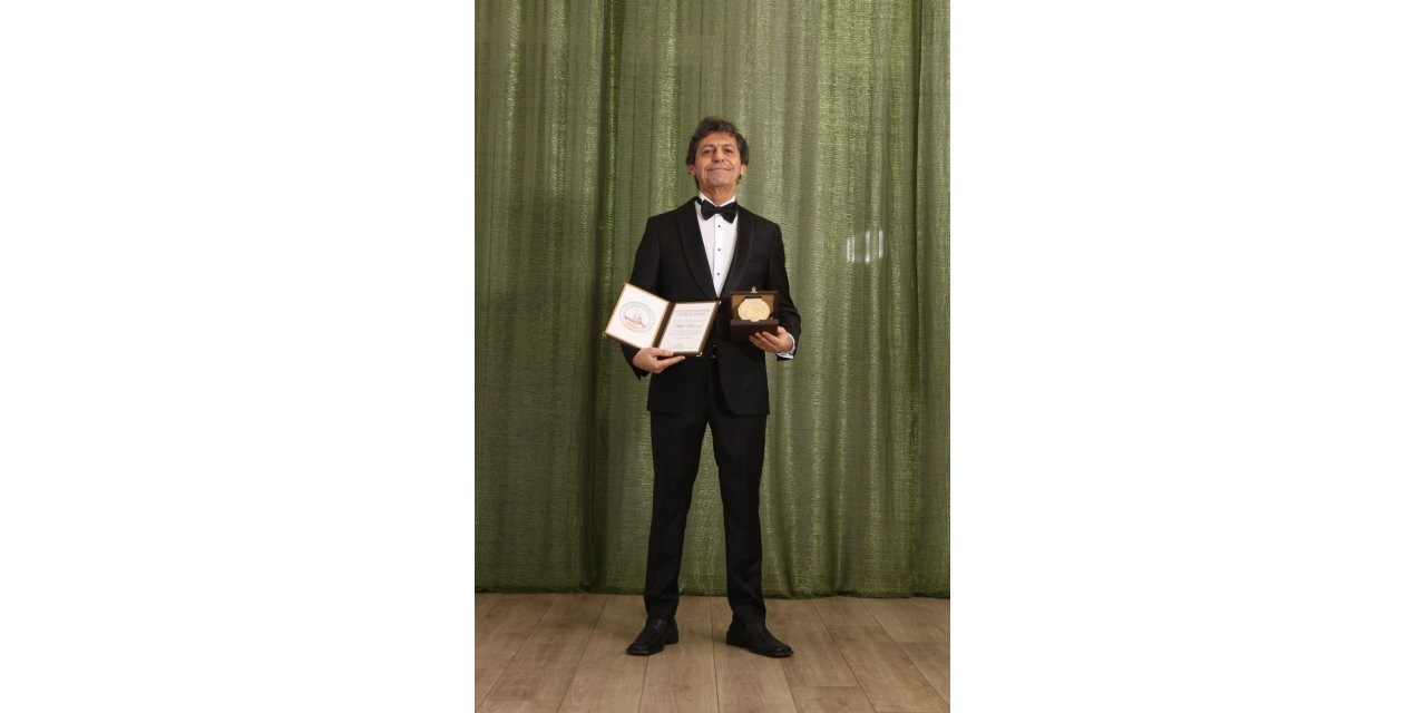 Dünyaca Ünlü Yazar Akif Manaf 2025 Yılı International Peace Prize Ödülü’nü Aldı