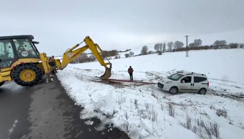 Kars’ta yoldan çıkan hafif ticari araç şarampole düştü