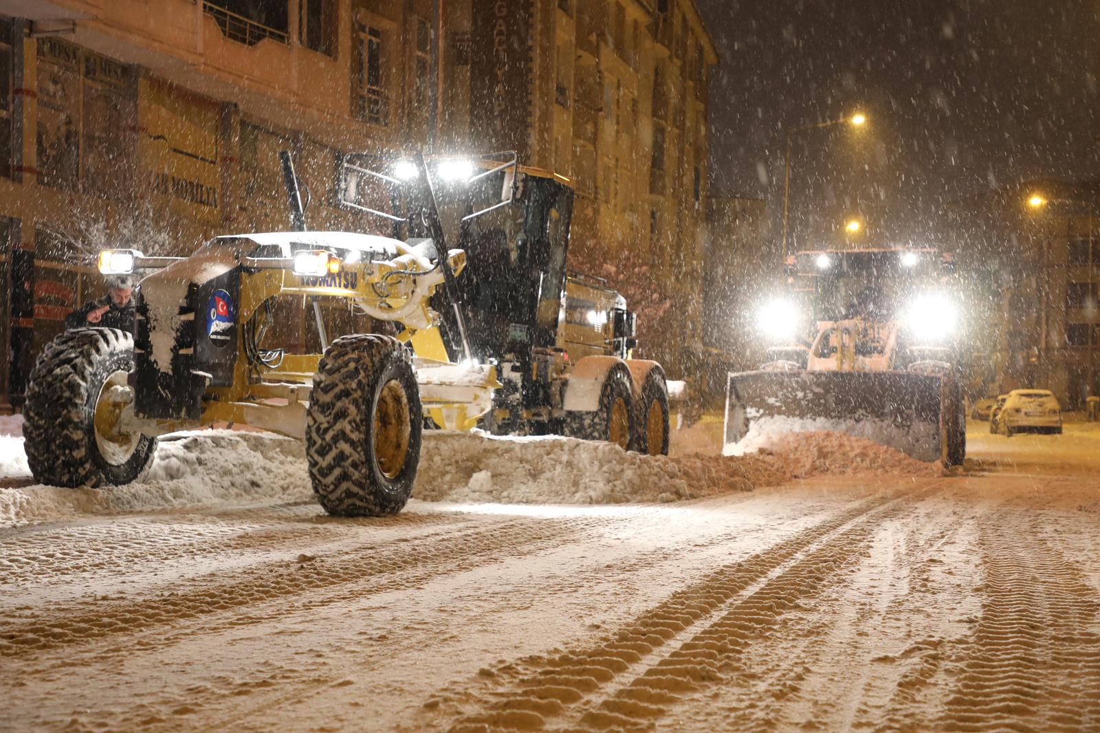 Kars Belediyesi karla mücadeleyi aralıksız sürdürüyor