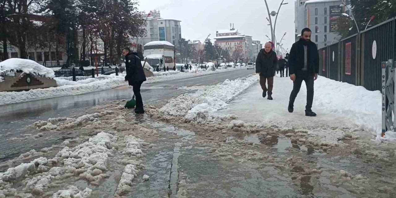 Muş’ta polisten örnek davranış: Su dolan caddeyi kürekle temizledi