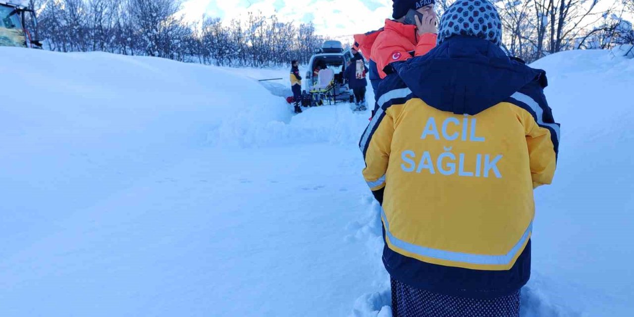 Tunceli’de ekipler karda 1 buçuk kilometre yürüyerek hastaya ulaştı