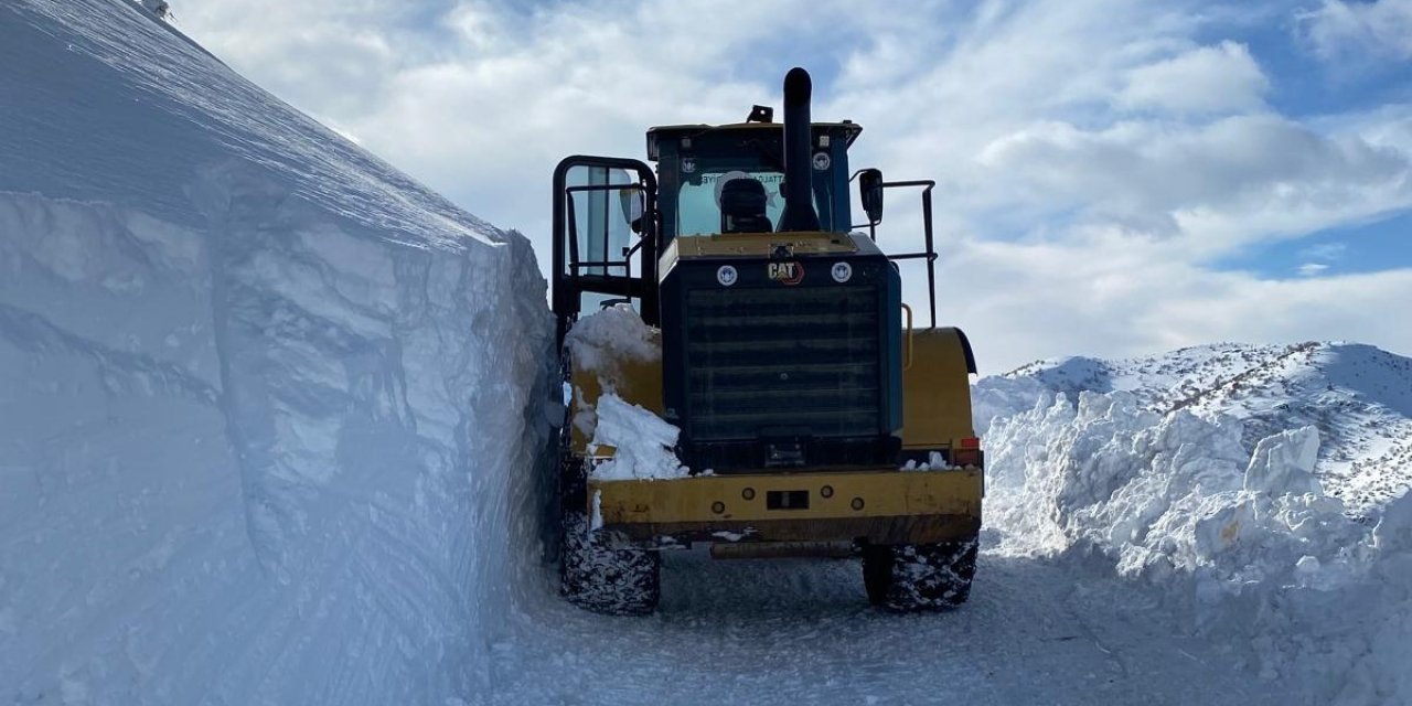 Battalgazi’de 1 metreyi bulan karla mücadele