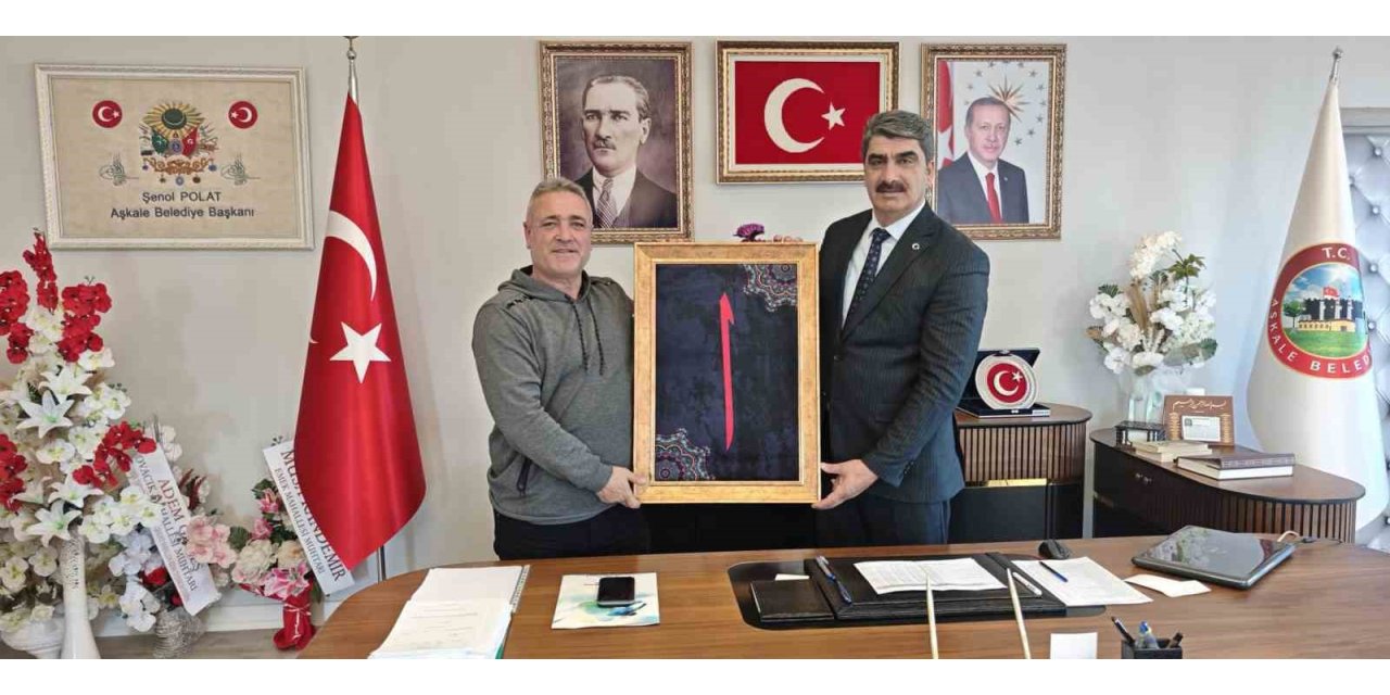 Başkan Polat’tan İHA muhabiri Dilsiz’e anlamlı hediye