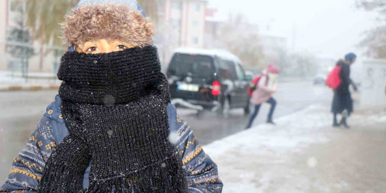 Erzincan güne karla uyandı