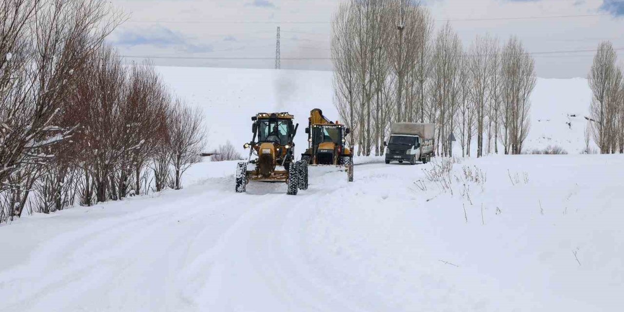 Van’da kardan kapanan 363 yoldan 230’u açıldı