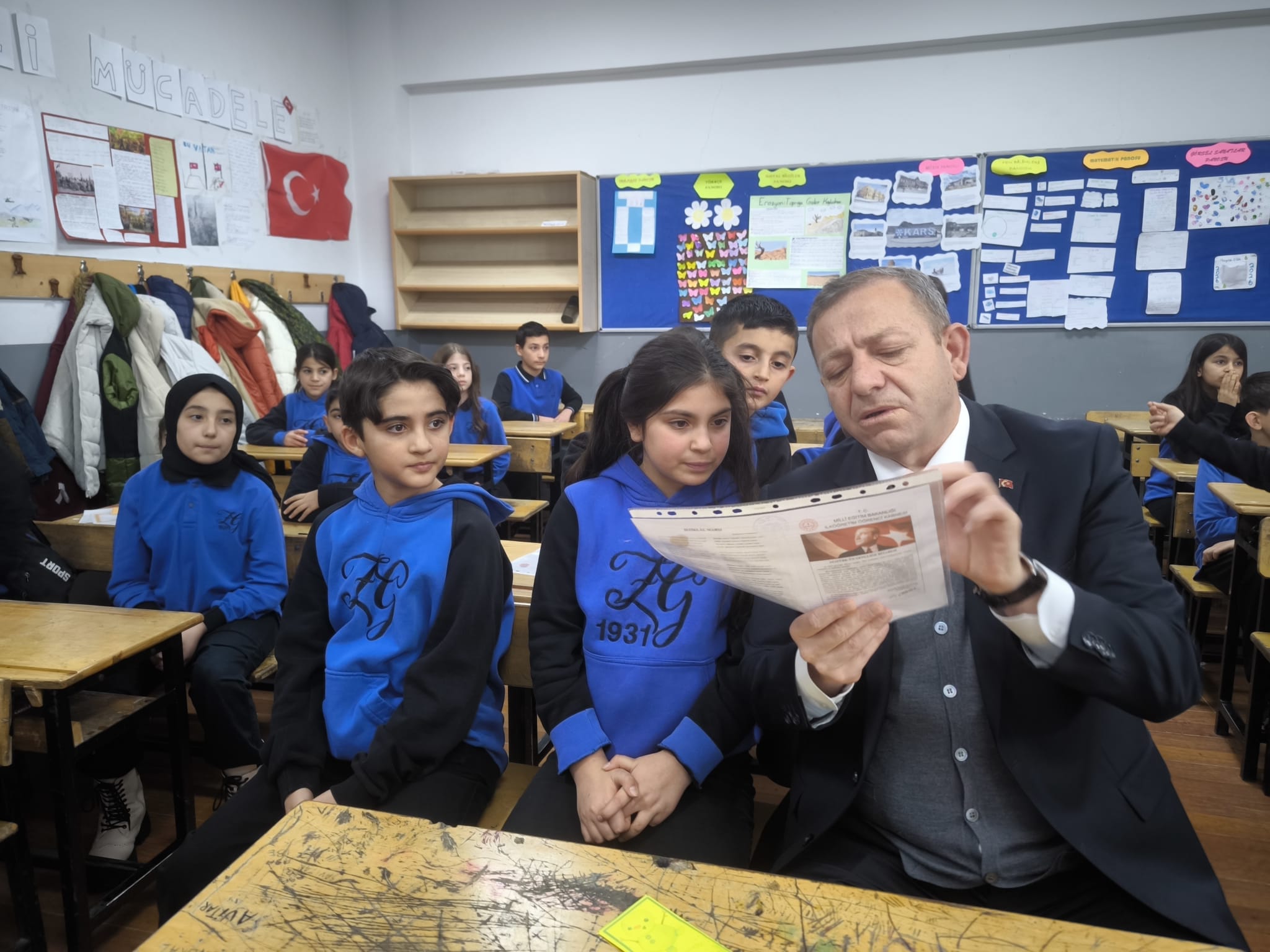 Kars'ta binlerce öğrenci karne sevinci yaşadı; Vali Polat'tan 'kitap okuyun' tavsiyesi