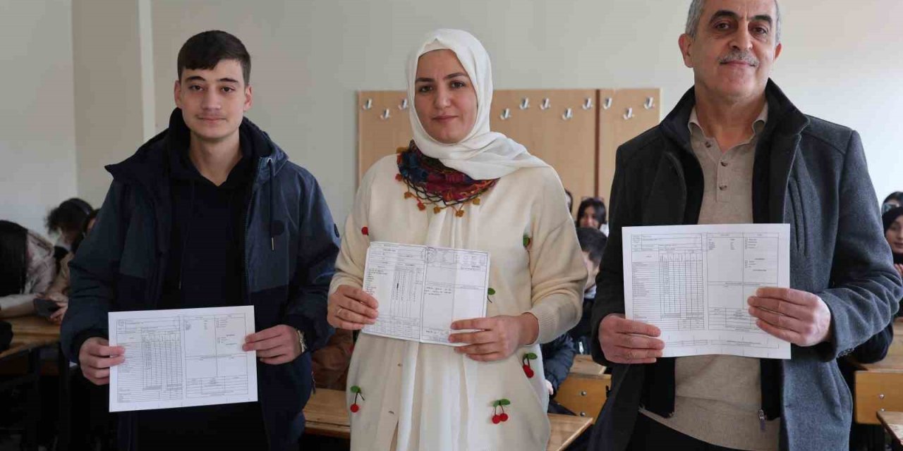 Bir okul, üç nesil, tek karne günü