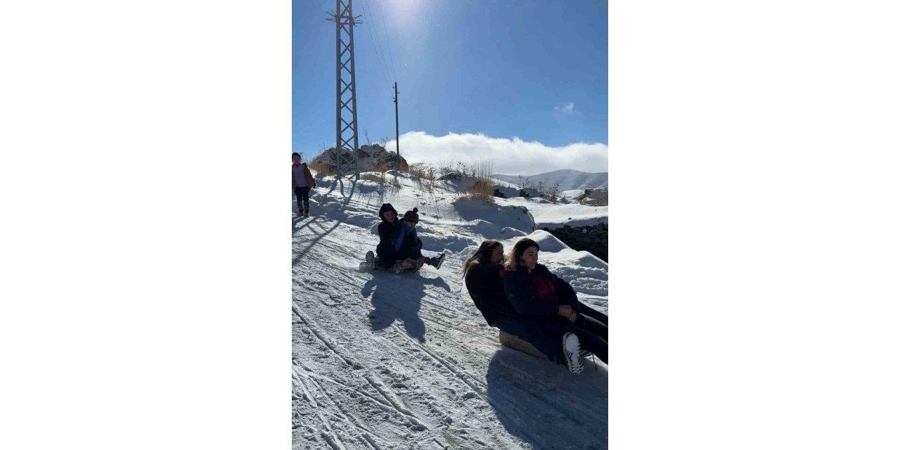 Öğretmen ve öğrencilerden kızak keyfi